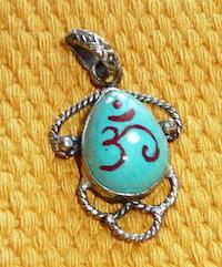 Pendentif om